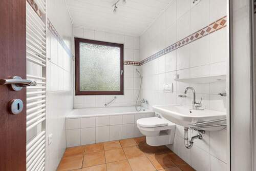 zeitloses Tageslichtbad mit Wanne und Dusche - 