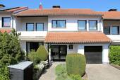 Südansicht Reihenhaus - Gepflegtes Familien-Reihenhaus mit zwei Terrassen, Garten, zwei Badezimmern und Sauna in Bad Nauheim