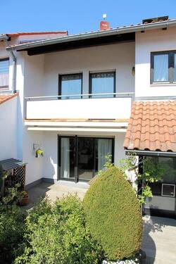 Südansicht Terrasse und Balkon - Reihenmittelhaus mit 151,00 m&sup2; in Bad Nauheim zum Kaufen