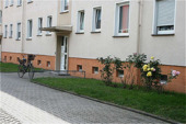 Hausansicht - 2 NETTOKALTMIETEN FREI! Sonnige 3-Zimmer-Wohnung mit Balkon im 1.OG, neu renoviert