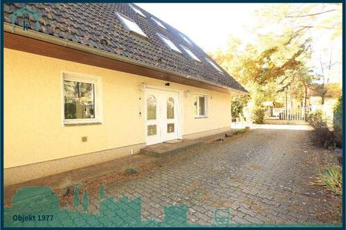 1977 Zufahrt mit Hauseingang.jpg - Einfamilienhaus mit 170,00 m² in Am Mellensee zum Kaufen