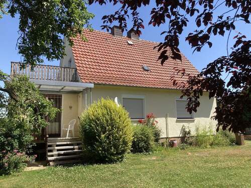 Blick aufs Haus von Süden - 5 Zimmer Einfamilienhaus in Breuna