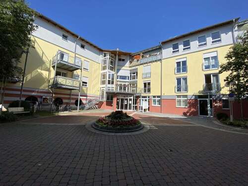 Ansicht Haupteingang - Über 15 Jahre planbare Mieteinnahmen - Pflegeapartment mit neuem Betreiber