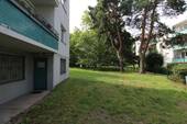Wiese neben dem Gebäude - 