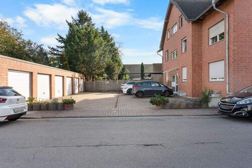 Garagen und Pkw-Stellplätze - 4 Zimmer Etagenwohnung in Jülich / Koslar