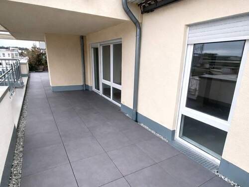 Terrasse - Helle 2-Zimmer-Wohnung mit großer Terrasse & TG-Stellplatz in zentraler Lage von Homburg