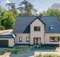 Mit Erdwärme, Fußbodenheizung, Einbauküche, Garage, Kamin u.v.m.: Neubau-Einfamilienhaus Bad Saarow