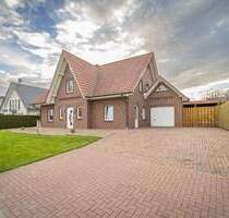 Gepflegtes Einfamilienhaus mit Einliegerwohnung, Spitzdachgarage und Kaminofen ! - Herzlake