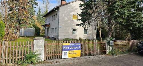 Haus mit Zufahrt.jpg - Zweifamilienhaus mit großem Grundstück und zusätzlichem Baurecht in Bruckmühl