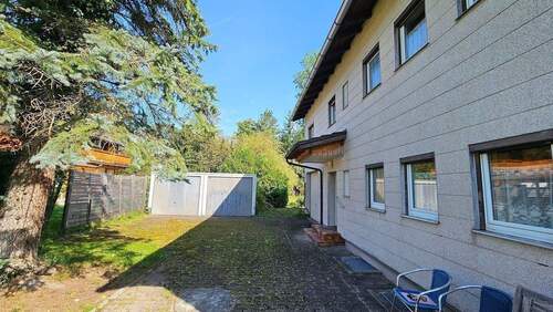 Zufahrt zum hinteren Baugrund.jpg - 6 Zimmer Mehrfamilienhaus, Wohnhaus in Bruckmühl