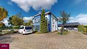 Außenansicht und Parkplätze - Freiraum für Ihre Ideen. - 745.000,00 EUR Kaufpreis,