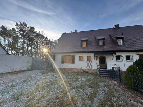 Frontansicht Ostseite / Straße - Doppelhaushälfte mit 137,00 m&sup2; in Schwabach zum Kaufen