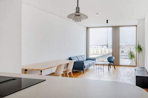 Wohnzimmer mit offener Küche - 2 Zimmer Etagenwohnung in Berlin