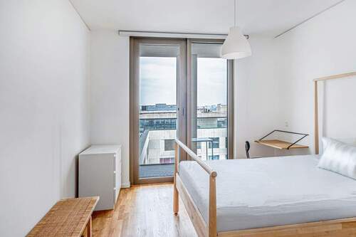 Schlafzimmer mit Zugnag zur Loggia - 