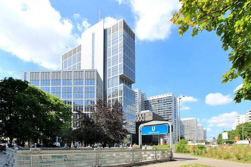 Blick von der U-Bahnstation zum Haus im Sommer - 