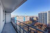Balkon mit Blick zum Fernsehturm - 2 Zimmer Etagenwohnung zum Kaufen in Berlin