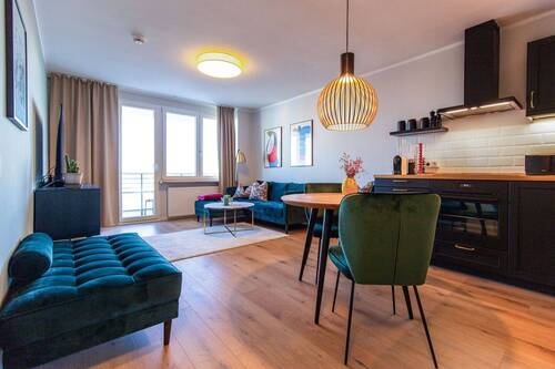 Wohn- und Esszimmer mit Blick zum Balkon - 2 Zimmer Etagenwohnung in Berlin