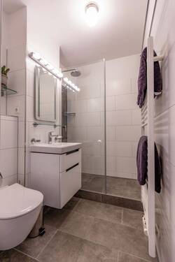 Bad mit Dusche - 