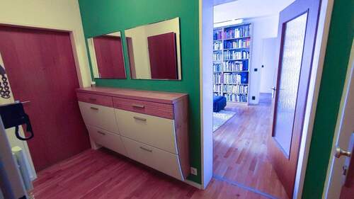 1. Flur, Blick ins Wohnzimmer - 