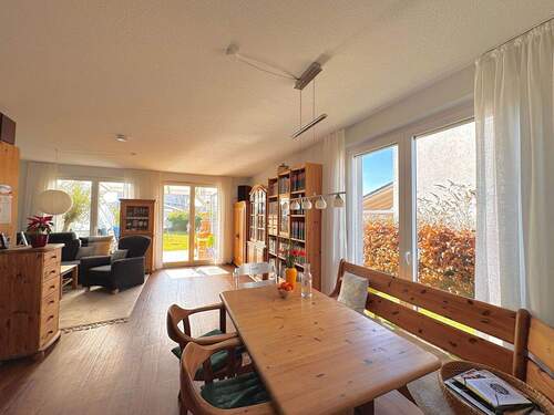 Essecke im Wohnzimmer - 4 Zimmer Doppelhaushälfte in Bernau