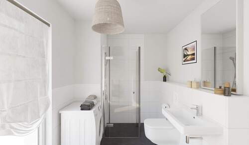 Modernes Tageslichtbad mit bodengleicher Dusche - 5 Zimmer Etagenwohnung in Berlin