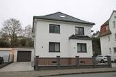 Außenansicht mit Garage - Stadthaus mit grüner Oase - 649.000,00 EUR Kaufpreis, ca.  187,00 m² Wohnfläche