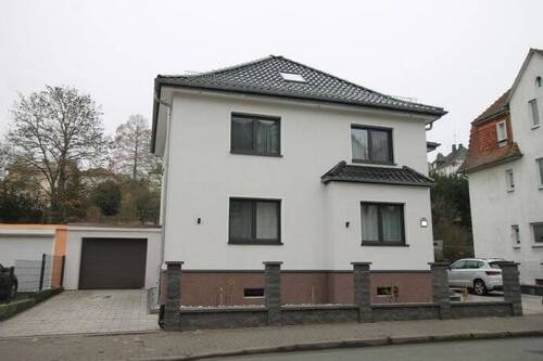 Außenansicht mit Garage - Stadthaus mit grüner Oase - 649.000,00 EUR Kaufpreis, ca.  187,00 m² Wohnfläche