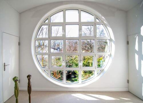 Rundes Fenster Rückseite Obergeschoss - 