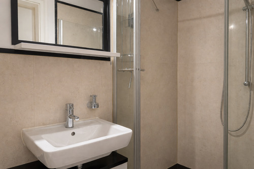 Gästebad mit Dusche - 