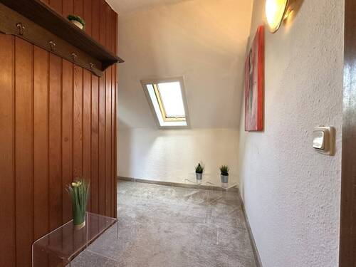 Treppe rauf, Garderobe ... - 