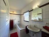 Das Wannenbad im OG mit ... - 