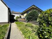 … mit freundlichem Entree - 7 Zimmer Mehrfamilienhaus, Wohnhaus in Königswinter