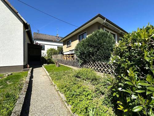 … mit freundlichem Entree - 7 Zimmer Mehrfamilienhaus, Wohnhaus in Königswinter