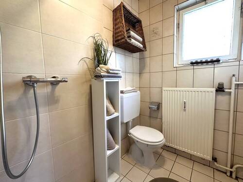 ... das Duschbad mit Fenster im EG - 