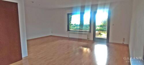 Wohnzimmer mit Terrasse - 4 Zimmer Etagenwohnung zur Miete in Sinsheim