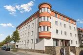 Hausansicht - 3-Zimmer-Wohnung, tolles Eckwohnzimmer, Laminat, Badewanne