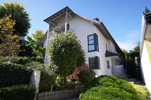 Aussenansicht und Eingang - Schicke Wohnung mit Kamin, 2 Bädern, 2 Balkonen und Tiefgarage - und nur 3 Parteien!