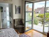 Schlafzimmer mit Balkon und Ensuitebad - 