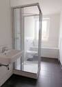 Badezimmer mit Dusche und Badewanne - 4 Zimmer Terrassenwohnung in Nordhausen