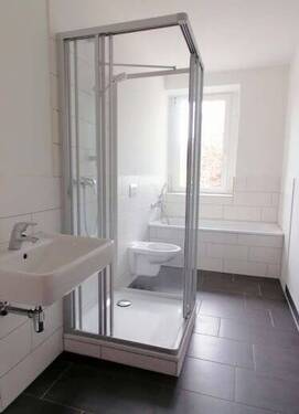 Badezimmer mit Dusche und Badewanne - 4 Zimmer Terrassenwohnung in Nordhausen