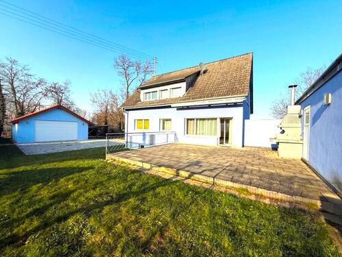 Außenansicht_Terrasse_Garten.jpg - 7 Zimmer Mehrfamilienhaus, Wohnhaus in Ehrenkirchen