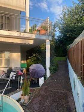 Rückansicht_Weg zum Pool - 