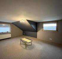 Gemütliche 2-Zimmer-Dachgeschosswohnung mit EBK, Balkon u.v.m.! - Windeck / Rosbach