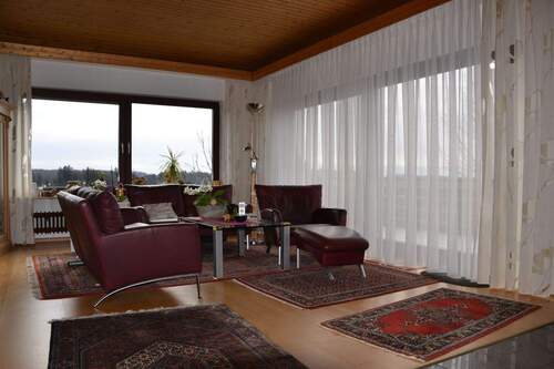 ein helles Wohnzimmer - 