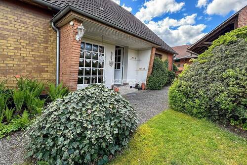 Hösseringen Außenansicht Wohnhaus Eingang V2 - Mehrfamilienhaus, Wohnhaus mit 370,00 m&sup2; in Suderburg / Hösseringen zum Kaufen