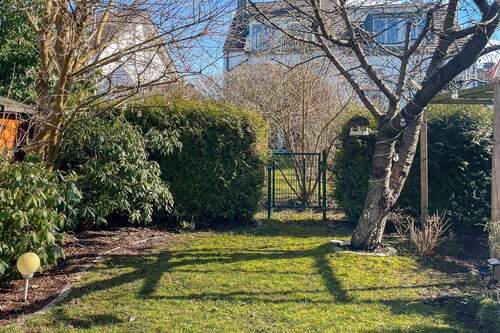 Garten mit Obstbäumen - 