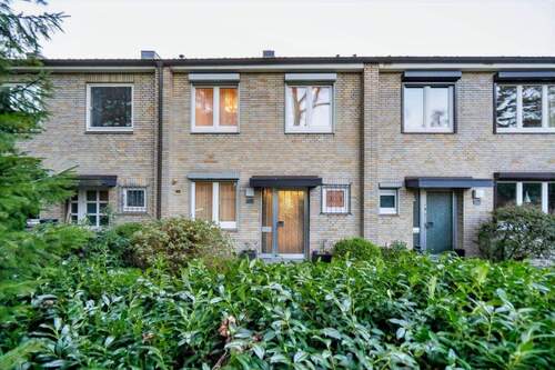 Hausansicht - Mittelreihenhaus mit Charakter und Potenzial in Hamburg-Volksdorf