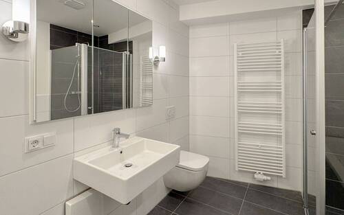 Bad mit Wanne und Dusche - 