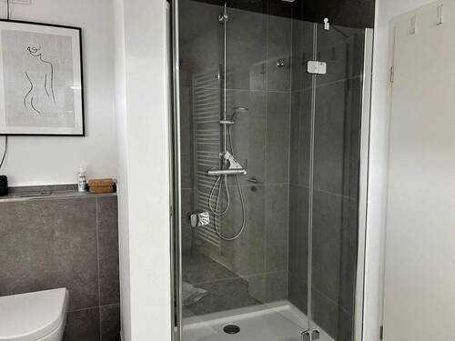 Bad mit Dusche, Wanne, WC OG - 