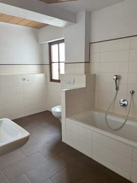 Badezimmer mit Wanne - 